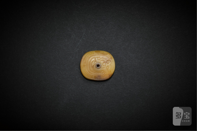 A yellowish-celadon jade oval 'dragon' pendant, Western Zhou dynasty | 西周 青黃玉龍紋珮 - 图3